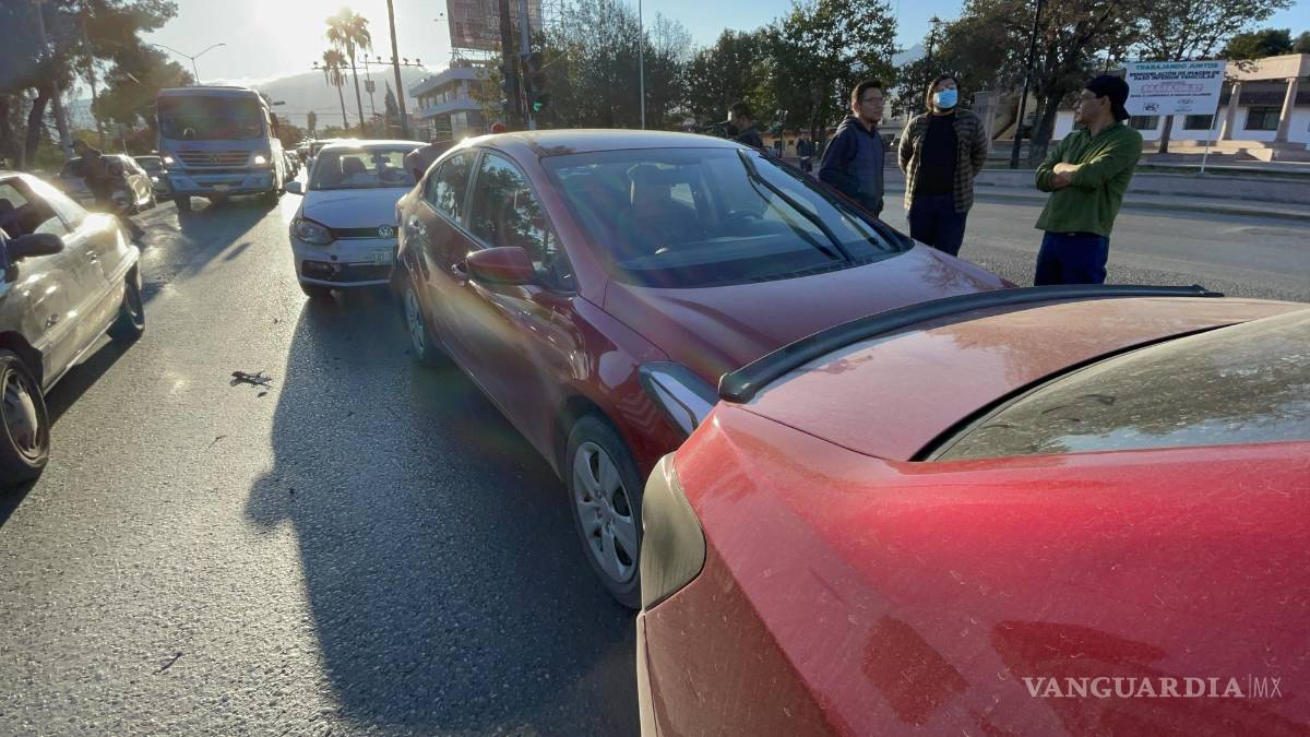 Saltillo: carambola de tres autos detiene el tráfico en hora pico