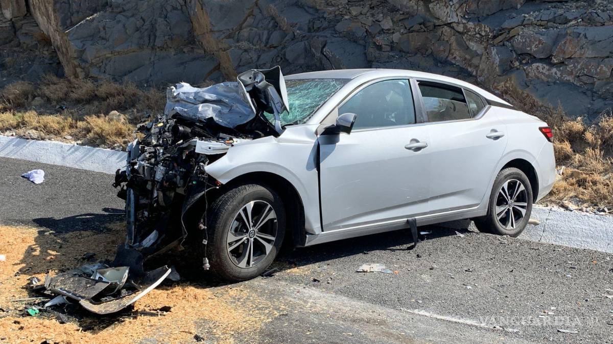 $!El conductor del vehículo invadió el carril y le quitó el derecho de paso a la camioneta.
