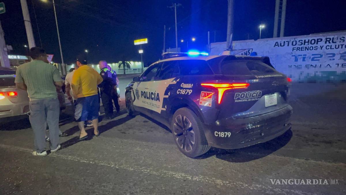 $!El percance provocó afectaciones al tráfico; agentes de Tránsito abanderaron la zona.