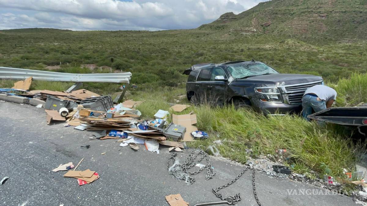 $!La Chevrolet Tahoe quedó entre la maleza luego de salir de la carretera; sus ocupantes no resultaron lesionados.