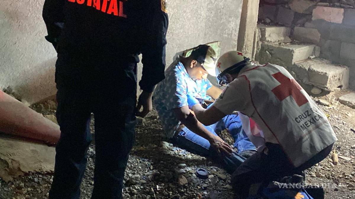 $!Personal de la Policía Estatal brindó auxilio inmediato al hombre lesionado dentro de las instalaciones de la Casa del Migrante, luego de que este lograra llegar por sus propios medios tras la agresión.