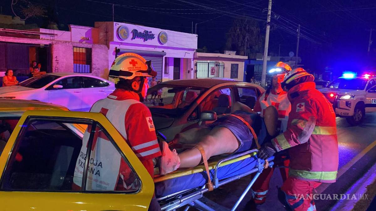 $!Paramédicos y rescatistas auxiliaron a las pasajeras del taxi, quienes quedaron atrapadas tras el fuerte impacto.
