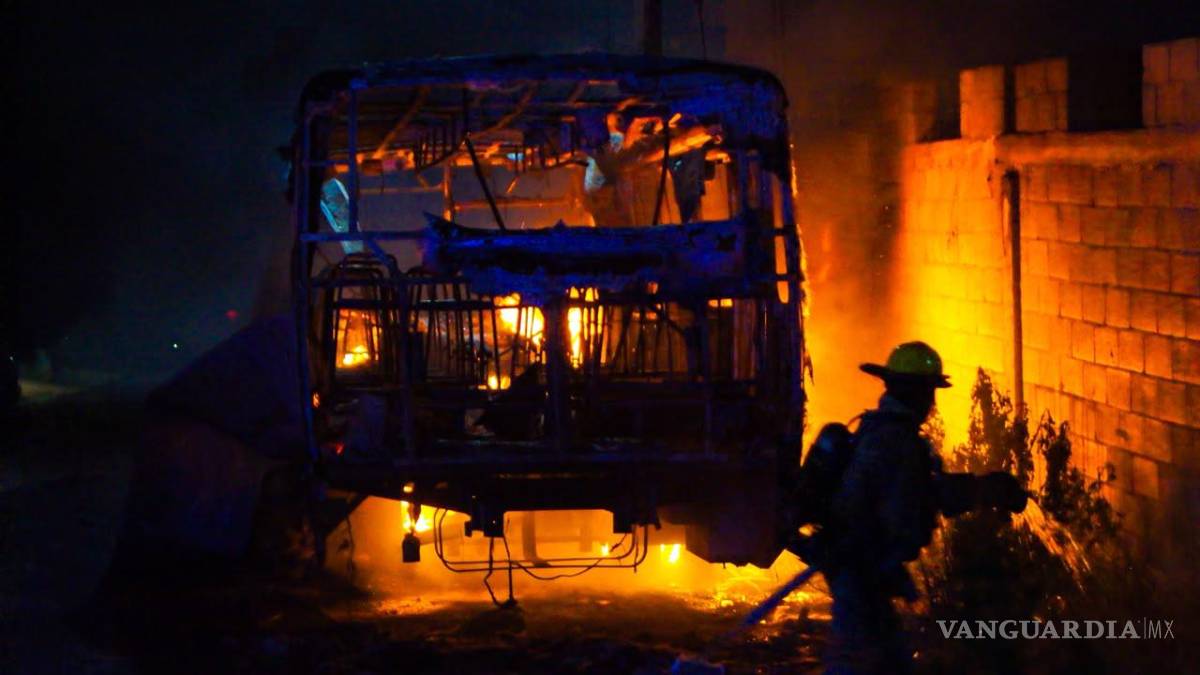 $!Bomberos de la Estación Oriente trabajaron para impedir que el fuego alcanzara predios cercanos y un terreno baldío.