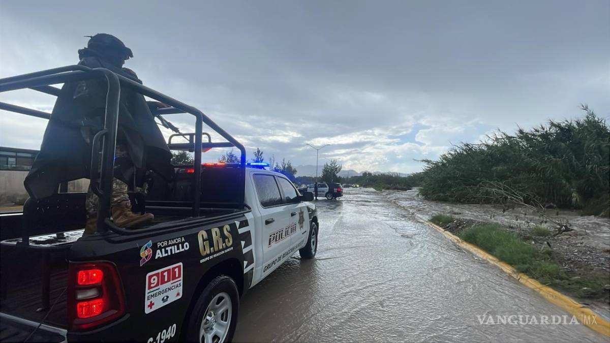 $!Elementos de tránsito supervisan la circulación vehicular en zonas afectadas por encharcamientos.