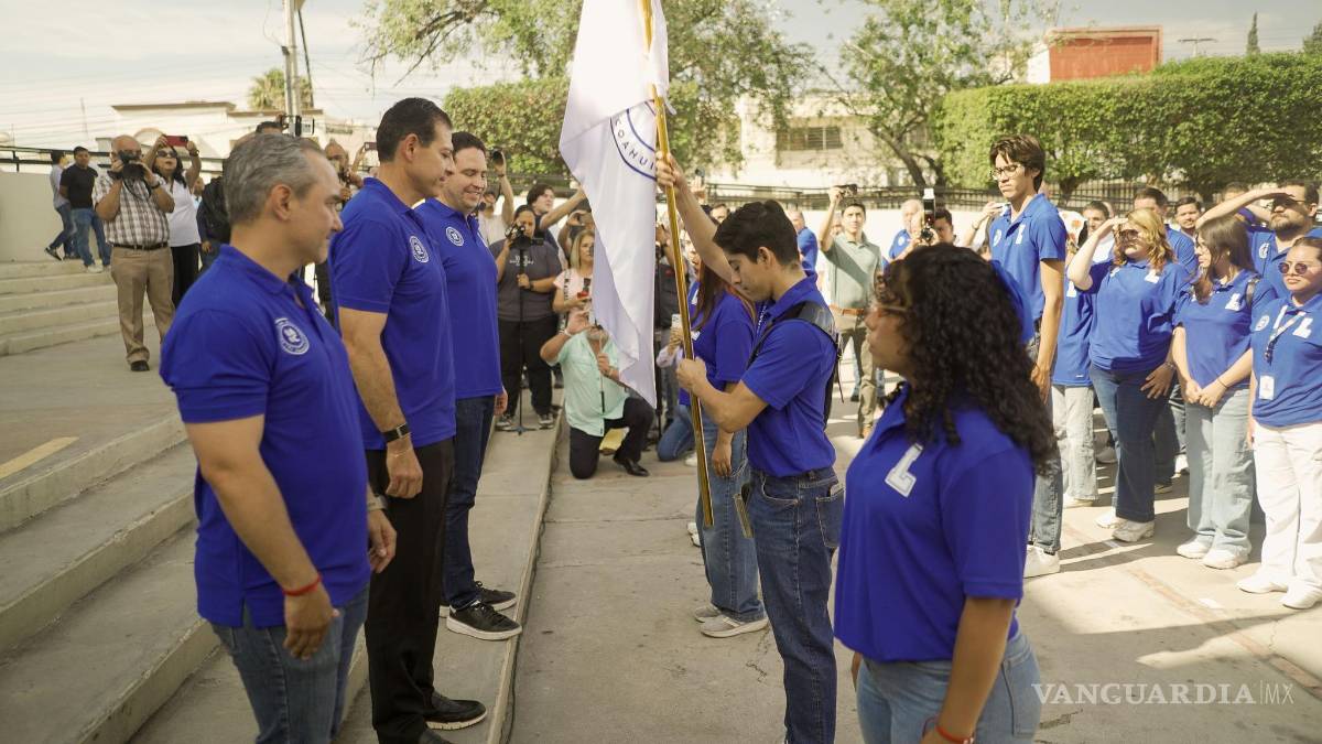 $!Autoridades universitarias y municipales encabezaron el abanderamiento de la delegación de la UAdeC en la explanada de Rectoría.