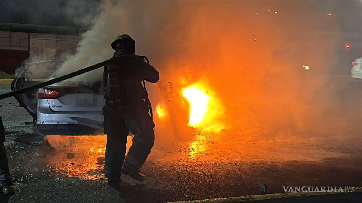 $!Elementos del Cuerpo de Bomberos trabajaron varios minutos hasta lograr sofocar el incendio que consumió por completo la unidad siniestrada.