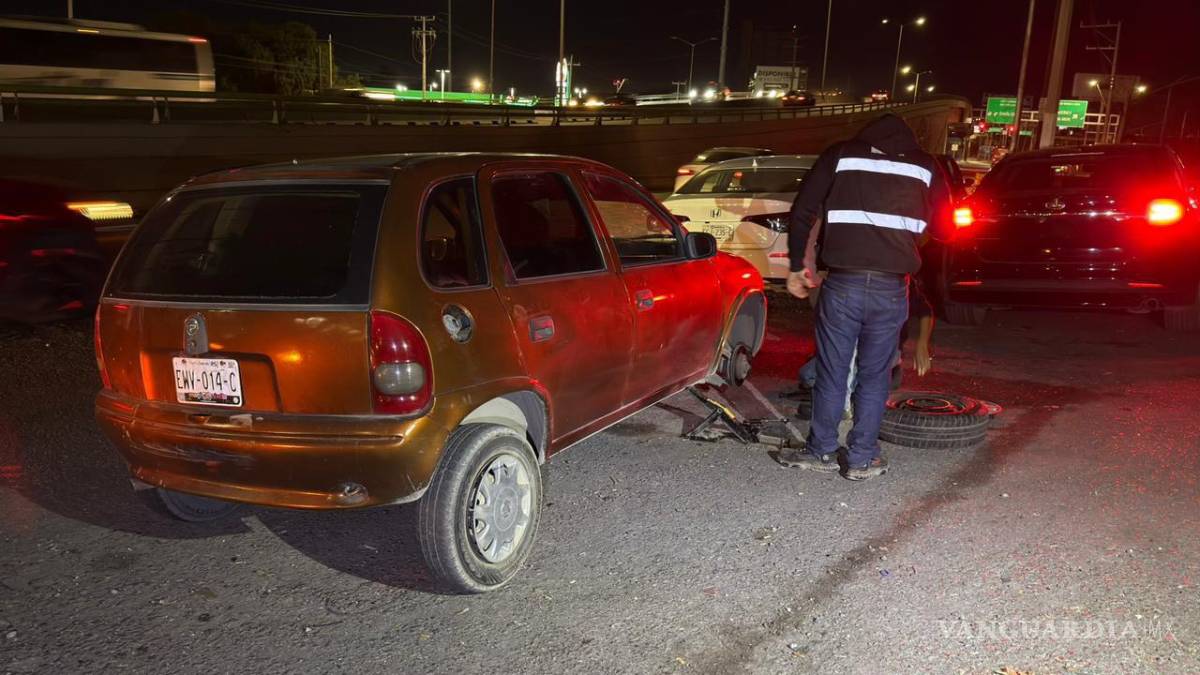 $!La rejilla pluvial fue recolocada luego de provocar afectaciones a automovilistas.