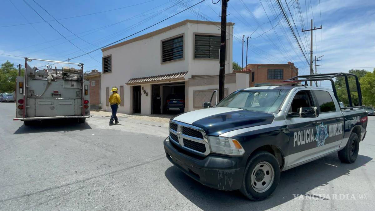 $!Elementos de Bomberos y de la Policía Municipal inspeccionaron el inmueble y descartaron riesgos tras atender la emergencia.