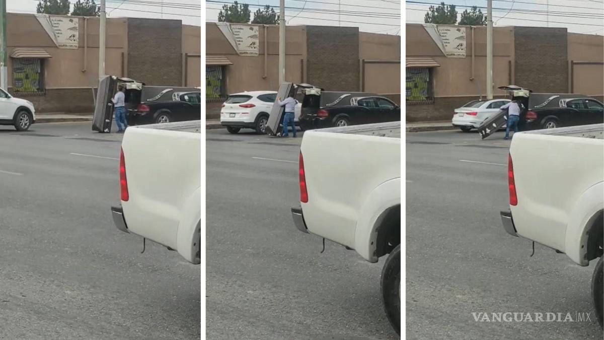 $!¿Primer día de trabajo? Se le ‘escapa’ ataúd en pleno centro de Saltillo (Video)