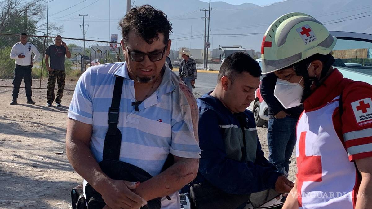Taxista ocasiona doble accidente, al atropellar a motociclista e intentar huir en Saltillo