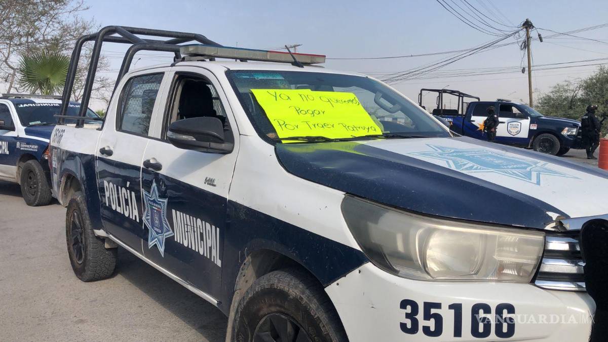 $!Un cartel colocado por los policías municipales de Torreón expresa su rechazo a seguir pagando por el uso de patrullas en su labor diaria.