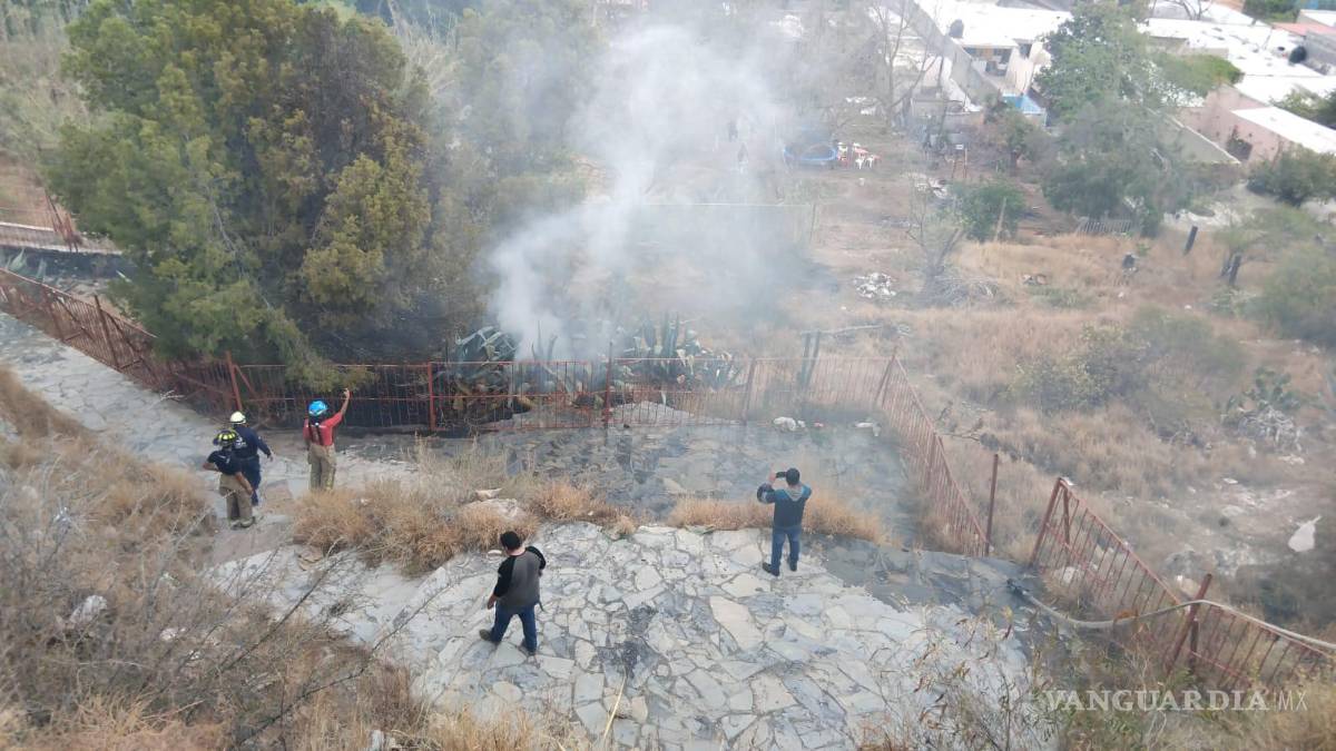 $!El incendio fue presuntamente causado por una llanta encendida arrojada desde las viviendas cercanas.