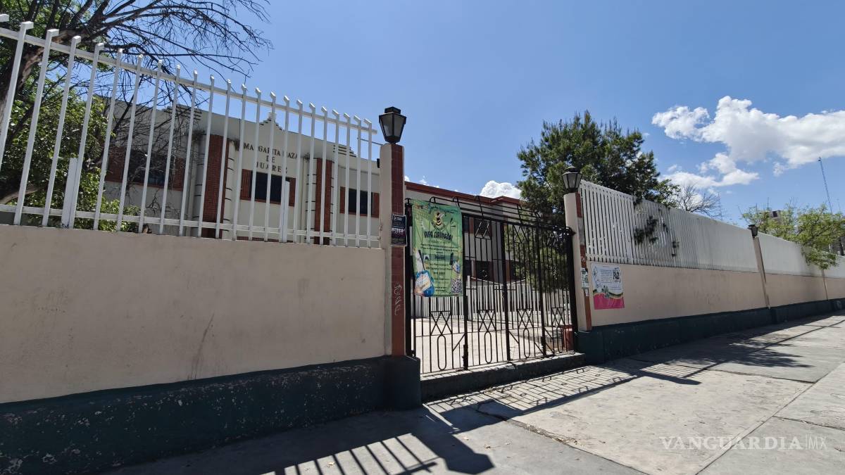 $!Padres de familia acudieron por sus hijos luego de ser llamados por el personal escolar ante la imposibilidad de continuar con las clases.