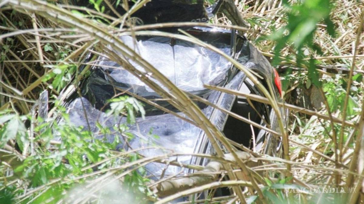 Enseñaba a manejar a su hijo de 12 años y muere al caer a barranco en Durango