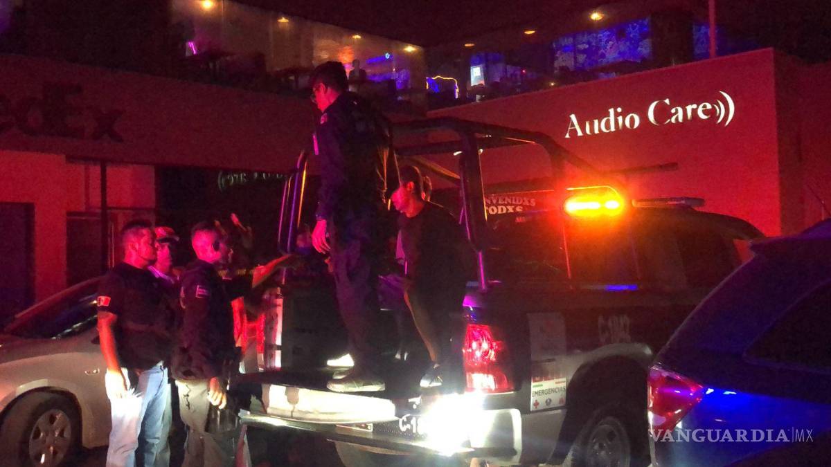 $!Dos jóvenes fueron esposados por agentes de la policía municipal, mientras que un tercero fue capturado en un lavado de autos cercano.