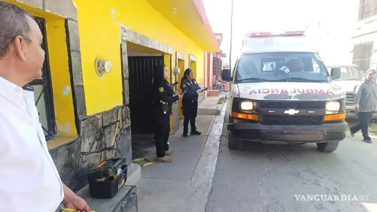 $!Ezequiel, trabajador de 15 metros de altura, perdió la vida mientras realizaba labores de poda en un domicilio de la calle Cuauhtémoc; paramédicos confirmaron su deceso en el lugar.