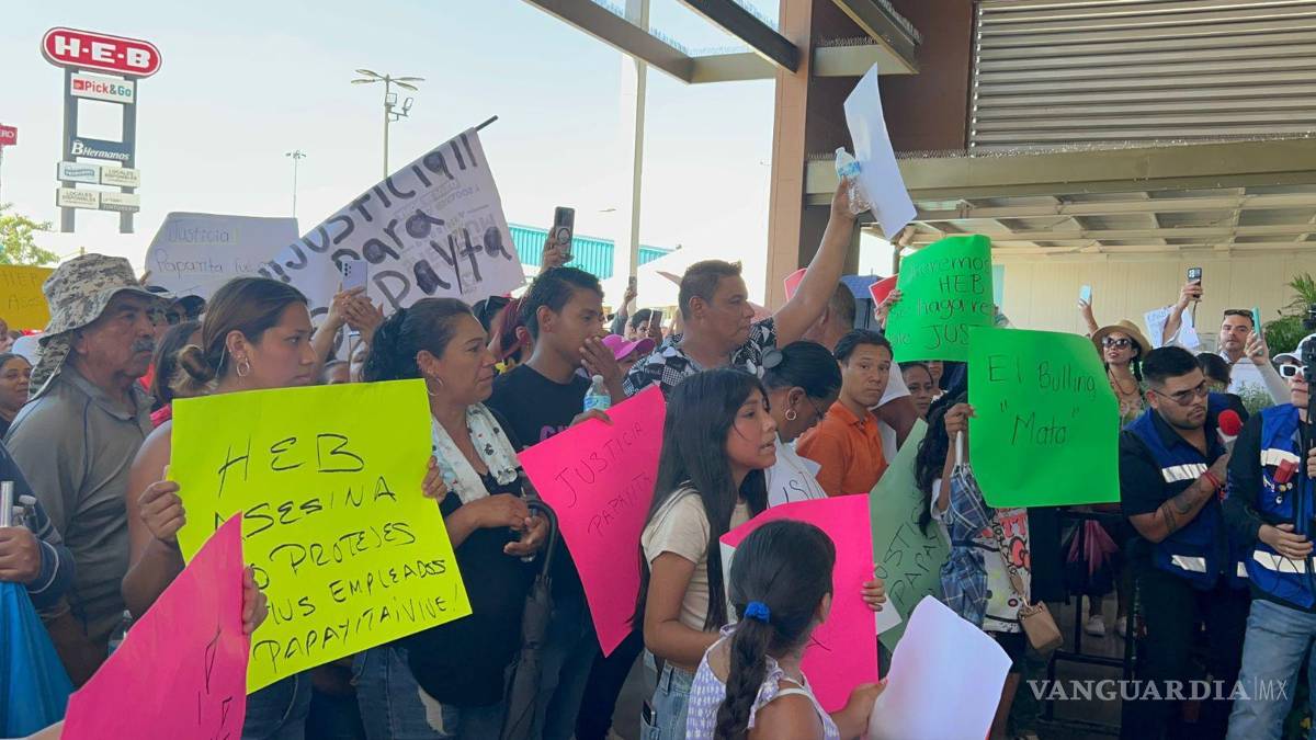 $!Con fotografías y pancartas en mano, los manifestantes avanzaron desde el ejido La Concha hasta la sucursal de HEB Senderos, donde laboraba la víctima.
