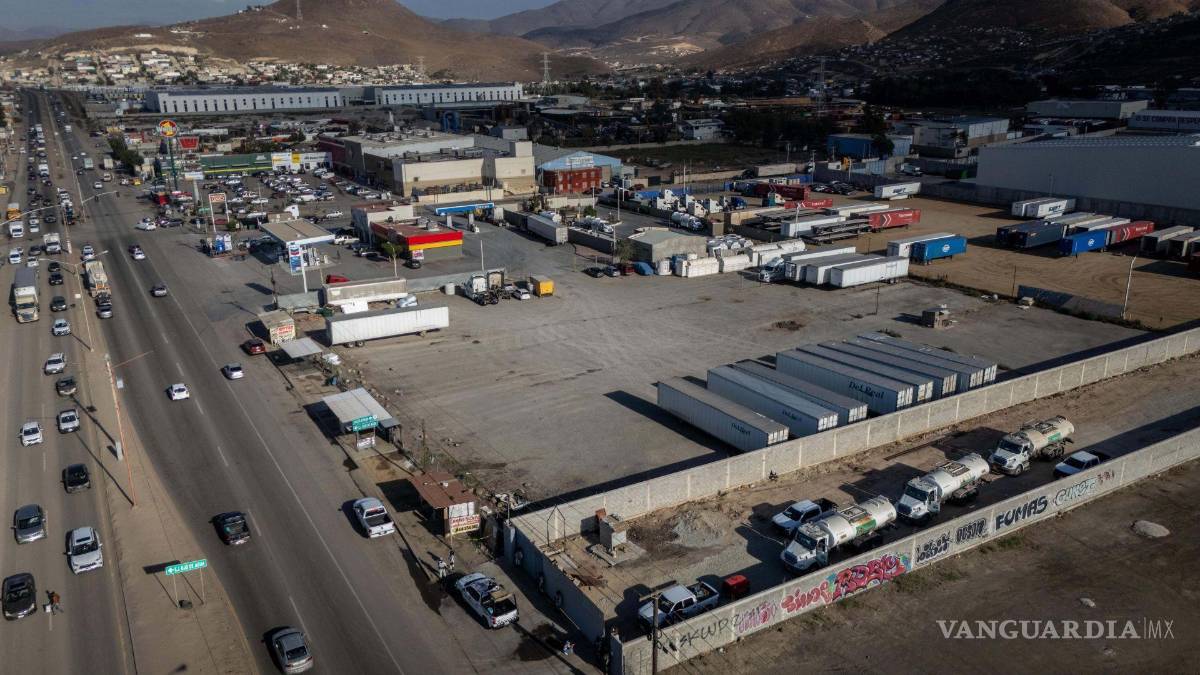 $!Vista área de un predio asegurado por elementos del Ejército Mexicano tras el hallazgo de dos pipas con 30 mil litros de hidrocarburo cada una en Tijuana.