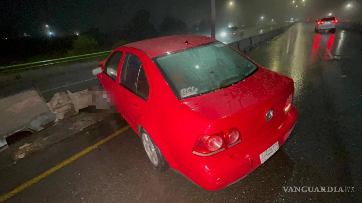 $!Un vehículo Volkswagen Jetta impactó contra el muro de contención en el bulevar Emilio Arizpe de la Maza, lo que provocó que bloques de concreto quedaran sobre la vialidad y derivaran en un segundo accidente.