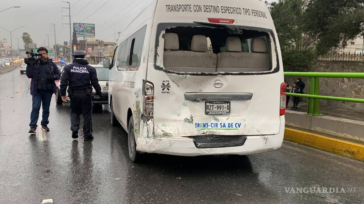 Transporte de personal provoca carambola sobre la ‘joroba’ del Periférico, Saltillo