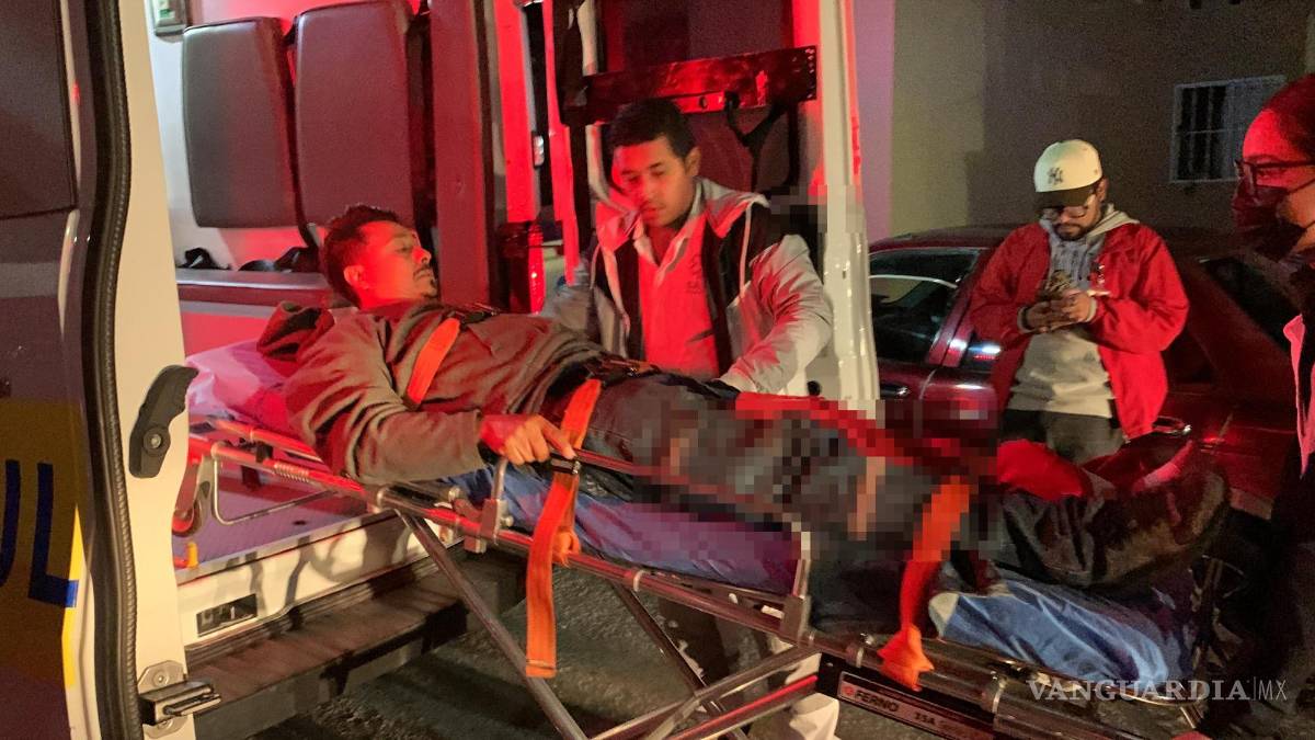 $!El trabajador fue trasladado en ambulancia a un hospital para descartar fracturas.