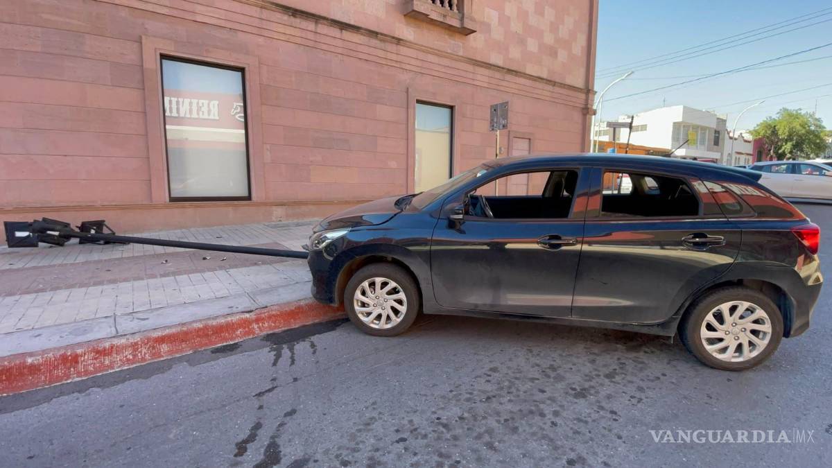 $!El accidente dejó únicamente daños materiales; el conductor fue llevado a realizarse el dictamen correspondiente.