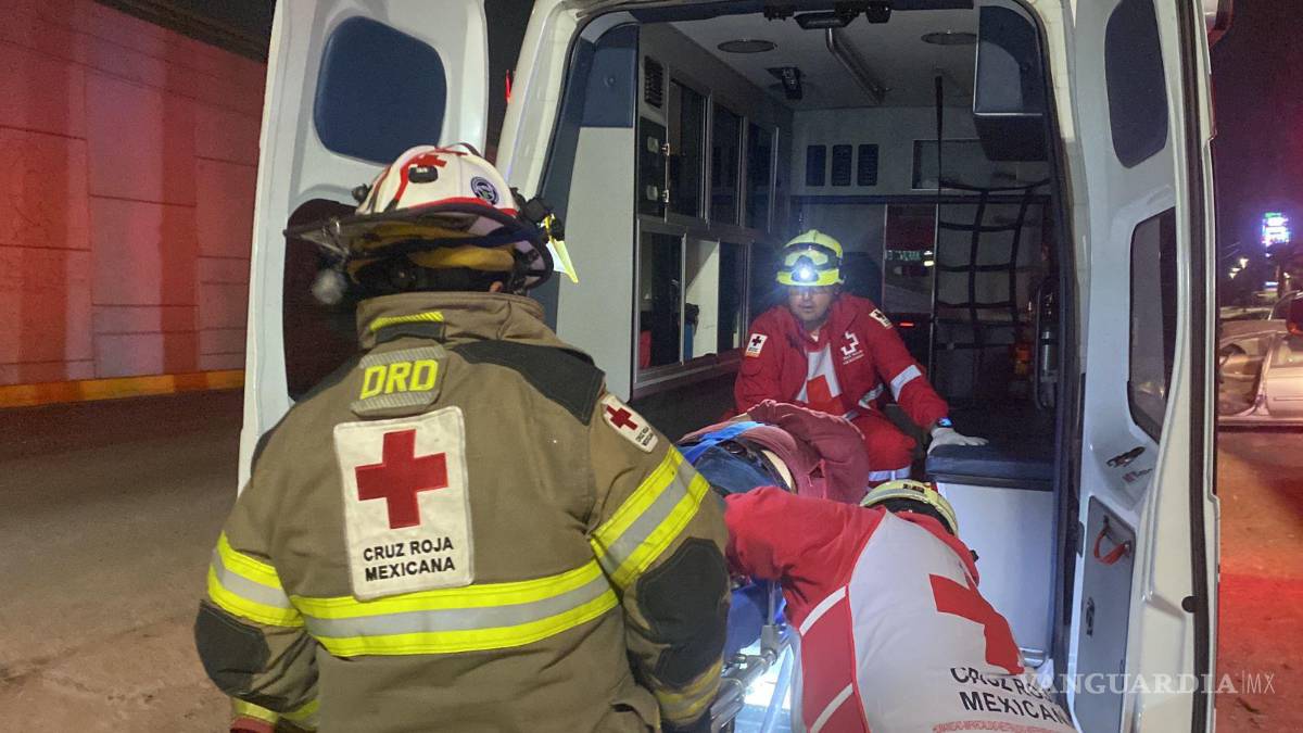 $!El conductor, identificado como Jaziel Alejandro, de 30 años, fue rescatado por paramédicos de la Cruz Roja luego de quedar atrapado al interior de la unidad.
