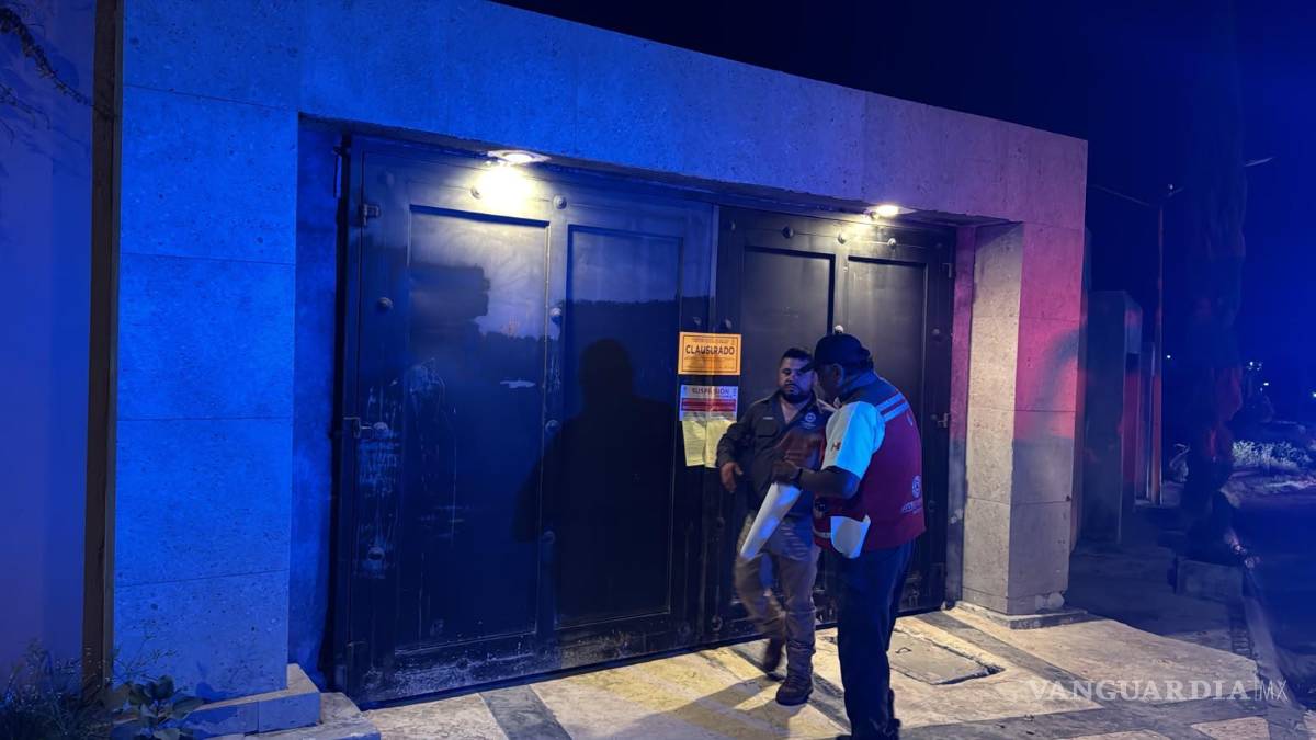 $!Inspectores de Desarrollo Urbano y Protección Civil colocaron sellos de clausura en el establecimiento.