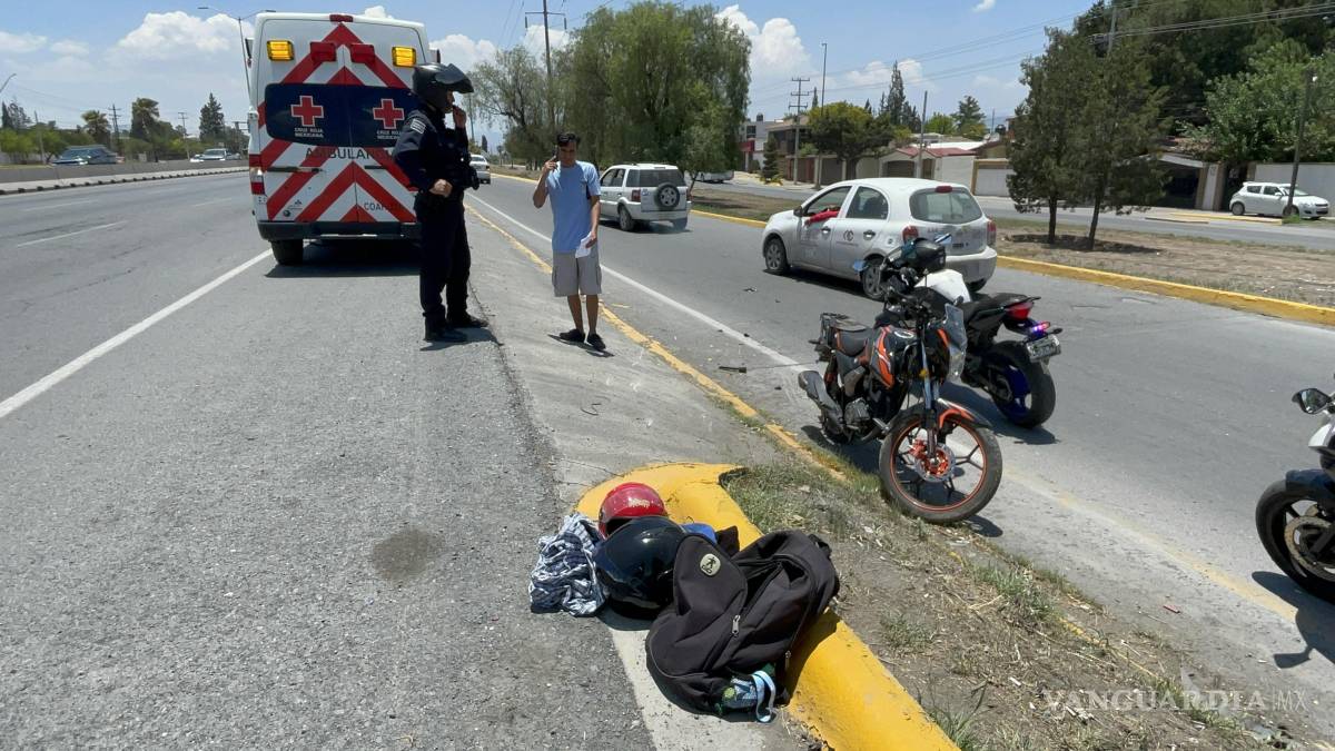 Caen al pavimento padre e hija porque una camioneta aventó su motocicleta