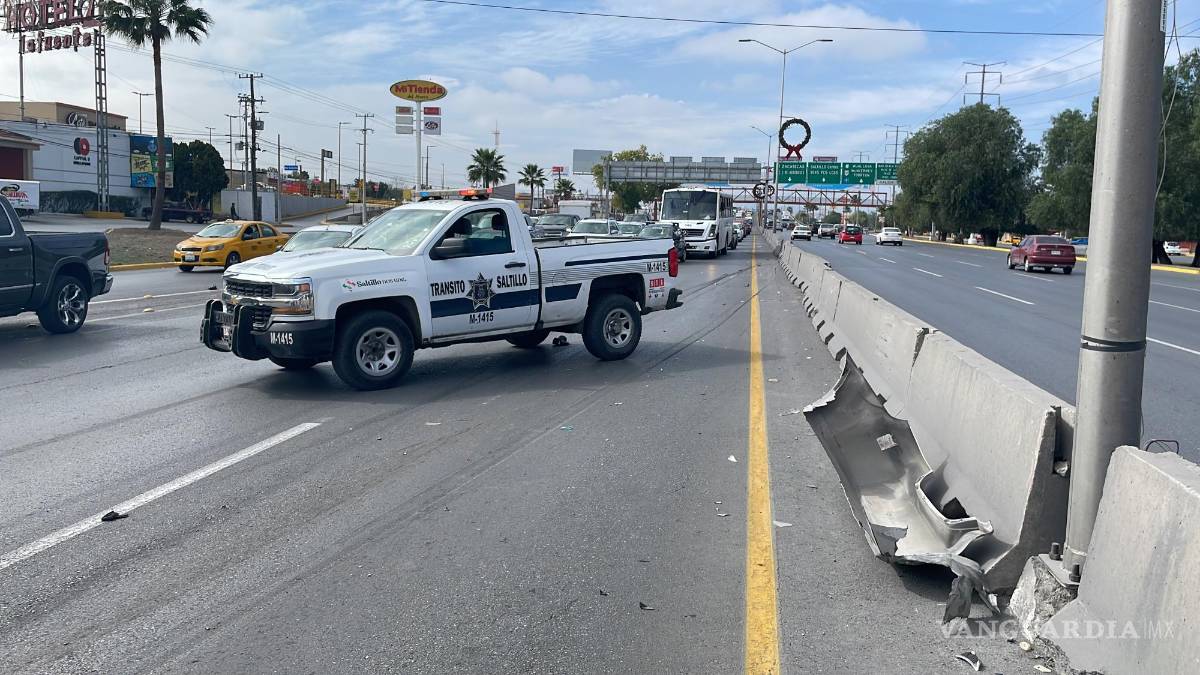 Un adolescente causa choque y caos vial en Saltillo