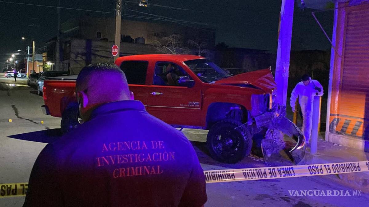 $!Una de las camionetas involucradas terminó impactándose contra un poste tras el fuerte choque.