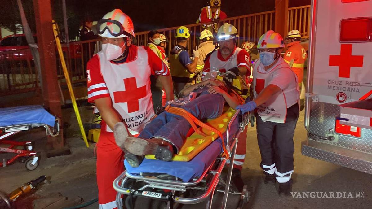$!Tras ser rescatados del interior del automóvil, los lesionados fueron trasladados de urgencia a la Clínica Número 2 del IMSS, donde permanecen bajo observación médica con pronóstico reservado.
