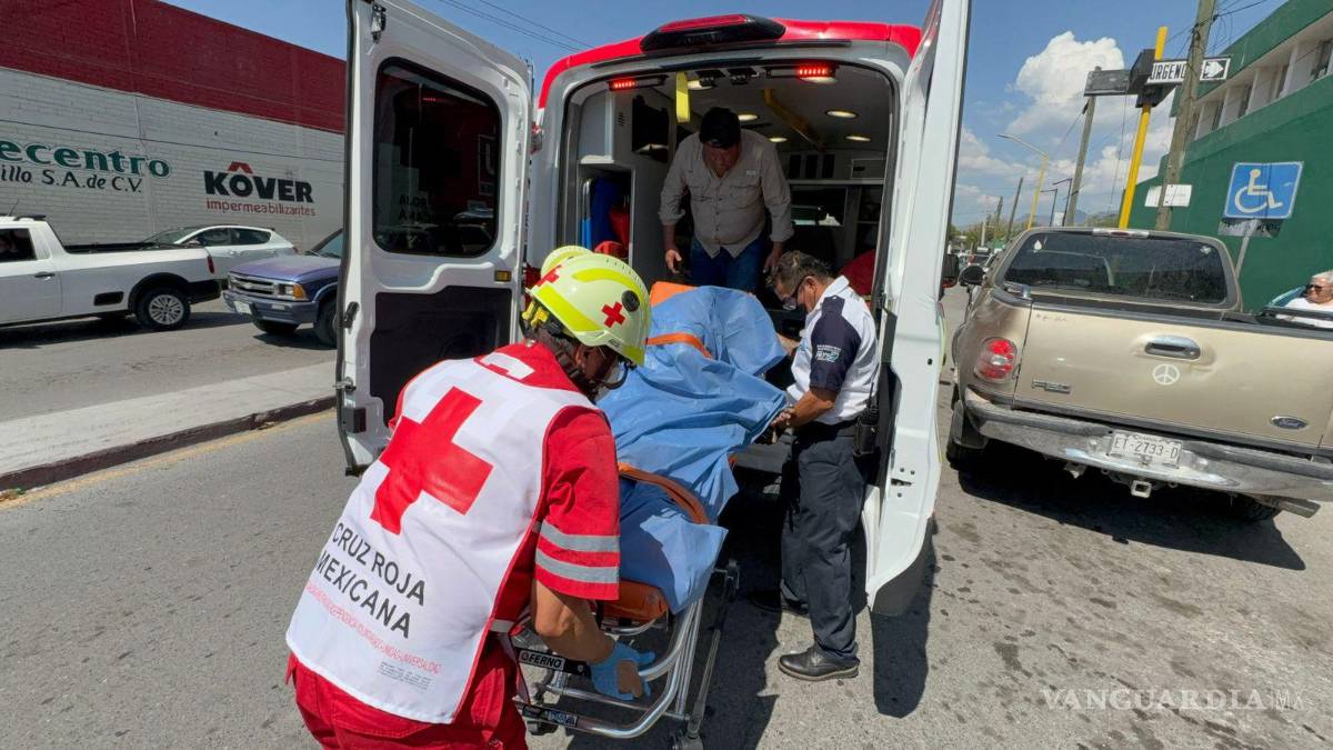 $!Dos ambulancias de la Cruz Roja participaron en la atención de los lesionados.