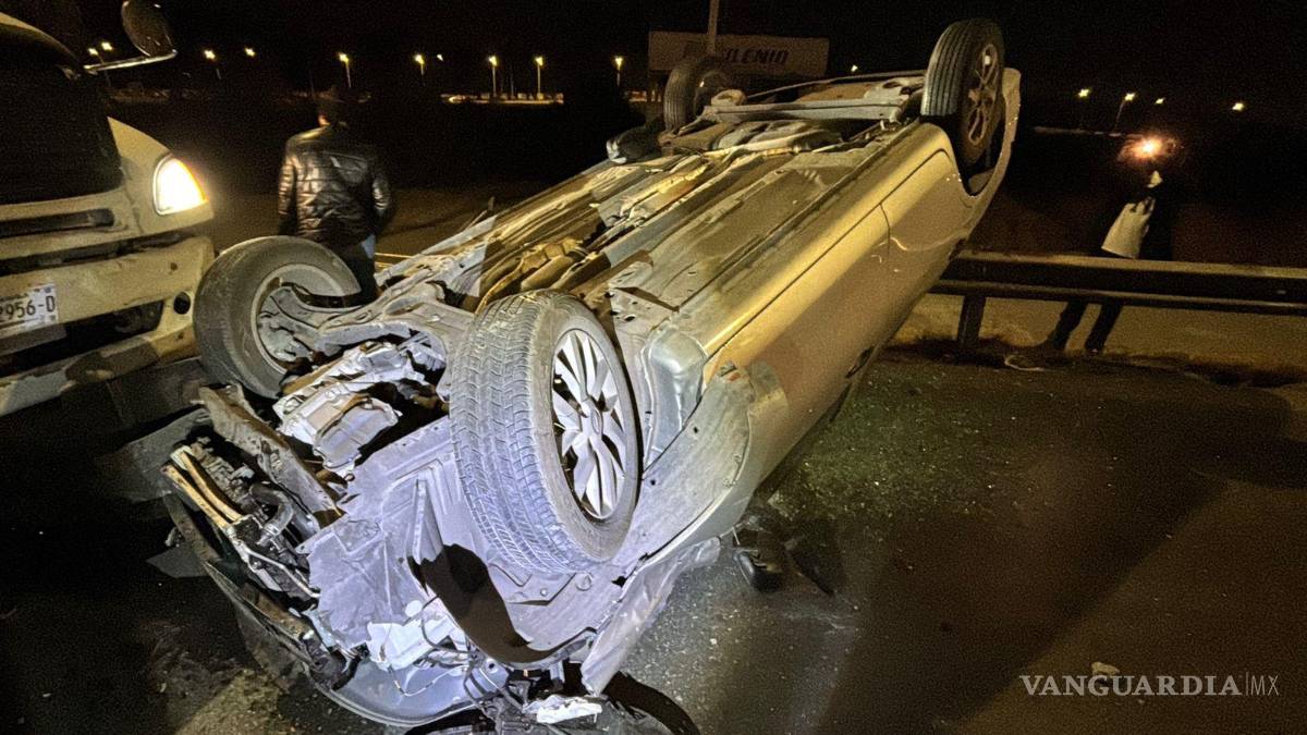 $!El accidente ocurrió al intentar rebasar a un tráiler en el bulevar Miguel Ramos Arizpe.