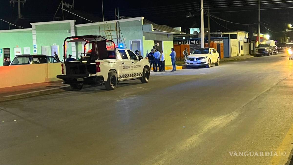 $!Elementos de la FGR y la Guardia Nacional desplegaron el operativo durante la noche en la Gasolinera Oriente, en Monclova.