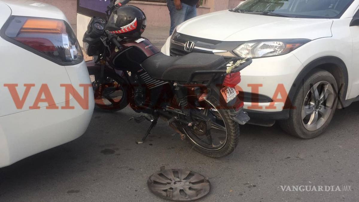 $!Le cierra paso a motociclista y provoca accidente