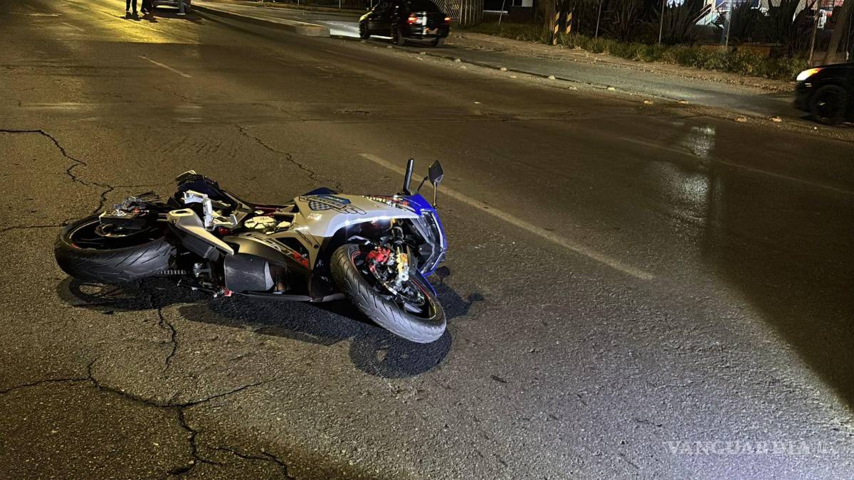 $!Motocicleta impactada y arrastrada varios metros tras choque en periférico Luis Echeverría.