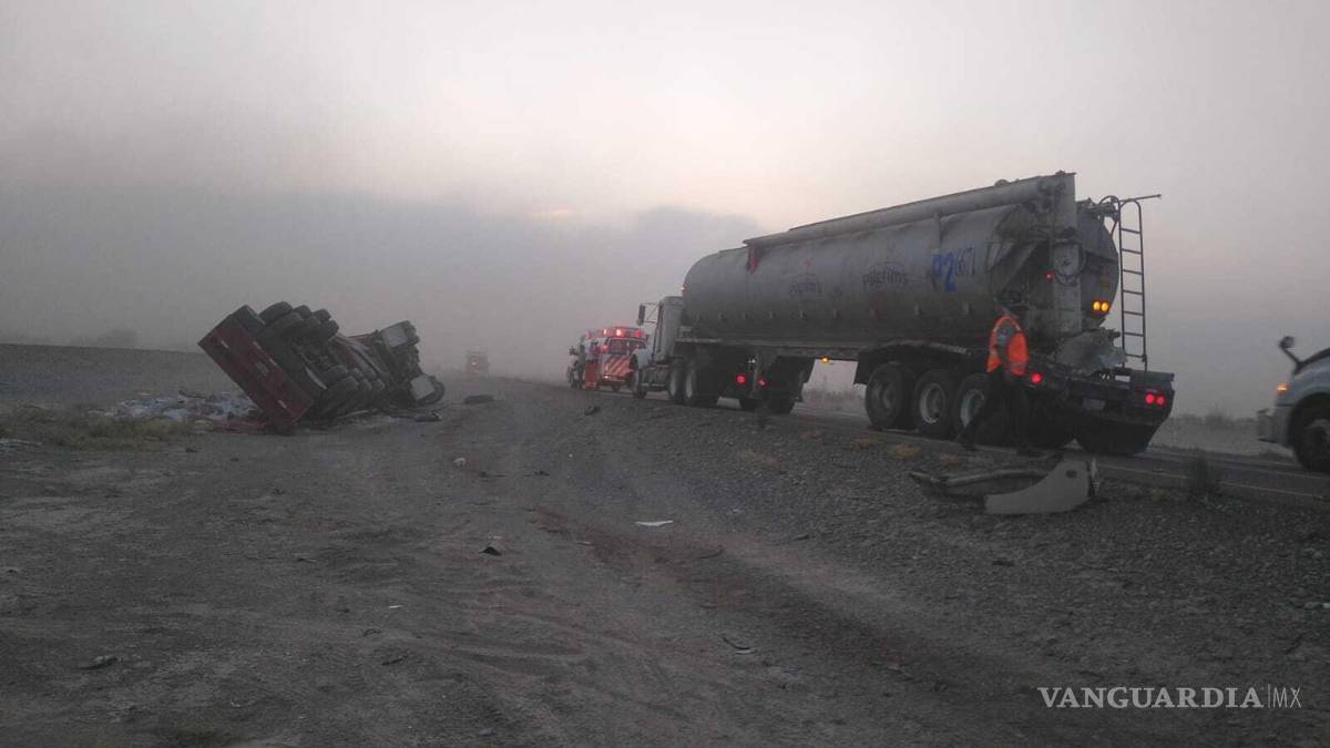 $!El tráiler que se encontraba estacionado en la carretera traía una pipa cargada de grano para alimento de gallina quedando en su posición normal.