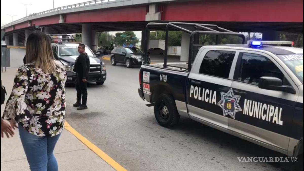 $!Pelea con novio y salta de camioneta