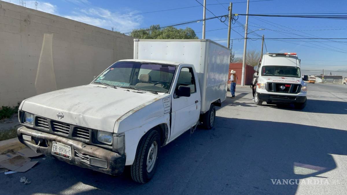 Ignora señal de alto y golpea a motociclista en Saltillo; joven resulta lesionado