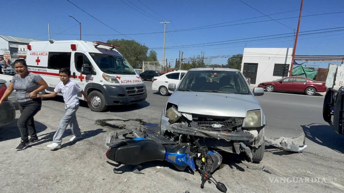 Saltillo: Retorna a media calle y embiste a motociclista