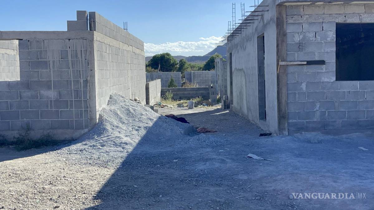 Encuentran a hombre grave entre unas tapias, en Saltillo