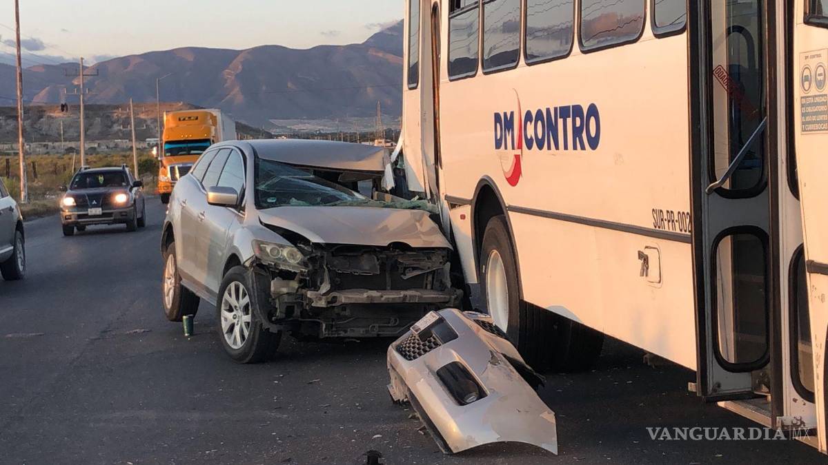 Ramos Arizpe: choca contra transporte de personal y queda prensado; conductor es llevado a hospital