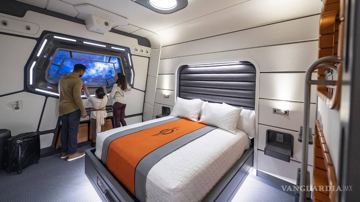 $!Una familia disfruta la vista desde la cabina del crucero estelar Halcyon en el hotel atracción Star Wars: Galactic Starcruiser. EFE/Matt Stroshane/Disney