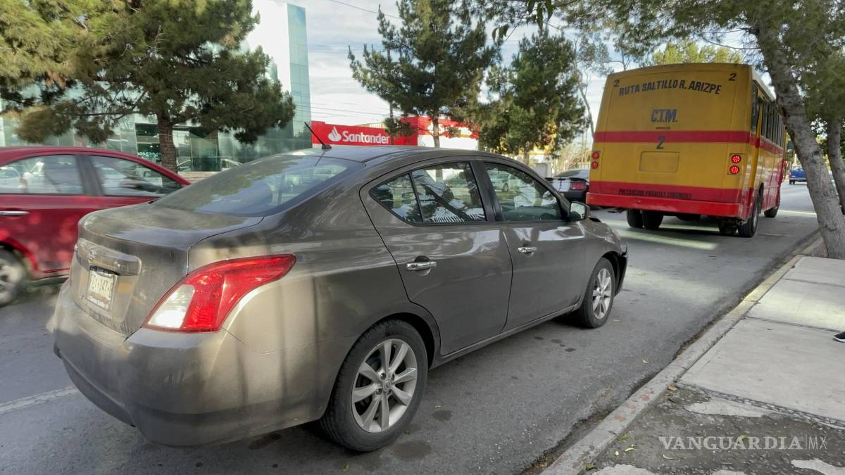 Por no mantener su distancia de seguridad, una conductora choca contra ruta Ramos Arizpe