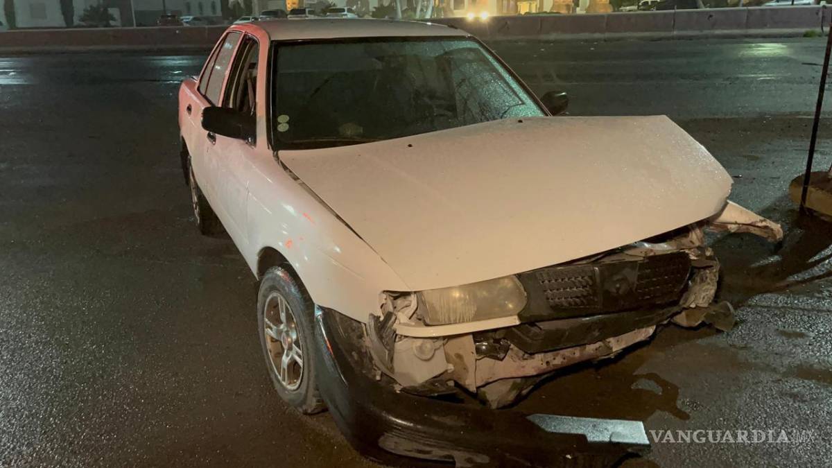 $!Oficiales de Tránsito Municipal abanderaron la zona para evitar otro incidente y coordinaron el retiro del vehículo siniestrado con apoyo de una grúa.