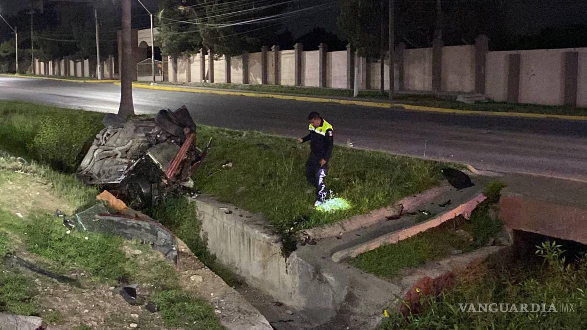 $!Elementos de Tránsito Municipal realizaron las diligencias correspondientes en el sitio del percance y coordinaron las maniobras necesarias para retirar el automóvil siniestrado.