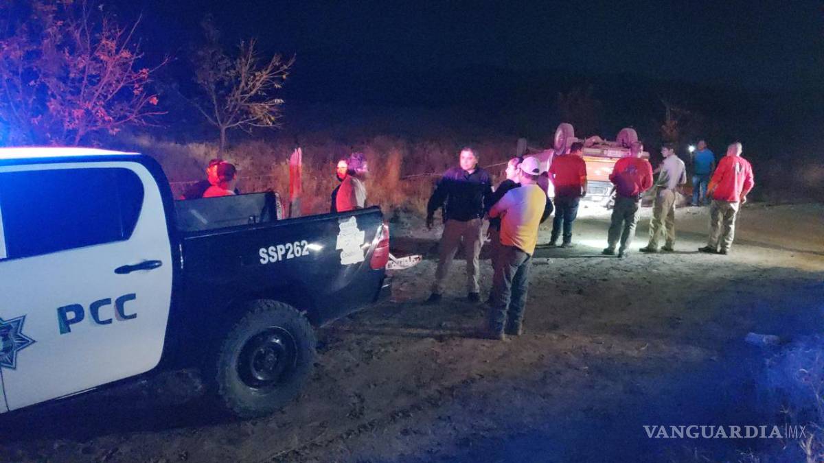 $!Elementos de la policía civil trasladaron a los accidentados a las instalaciones de seguridad pública, ya que aparentemente se encontraban en estado de ebriedad, de acuerdo al fuerte olor etílico que despedían.