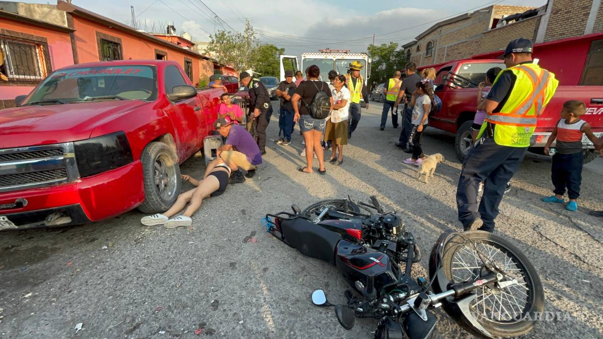 Una pareja y su bebé que viajaban en moto chocan contra auto, en Saltillo
