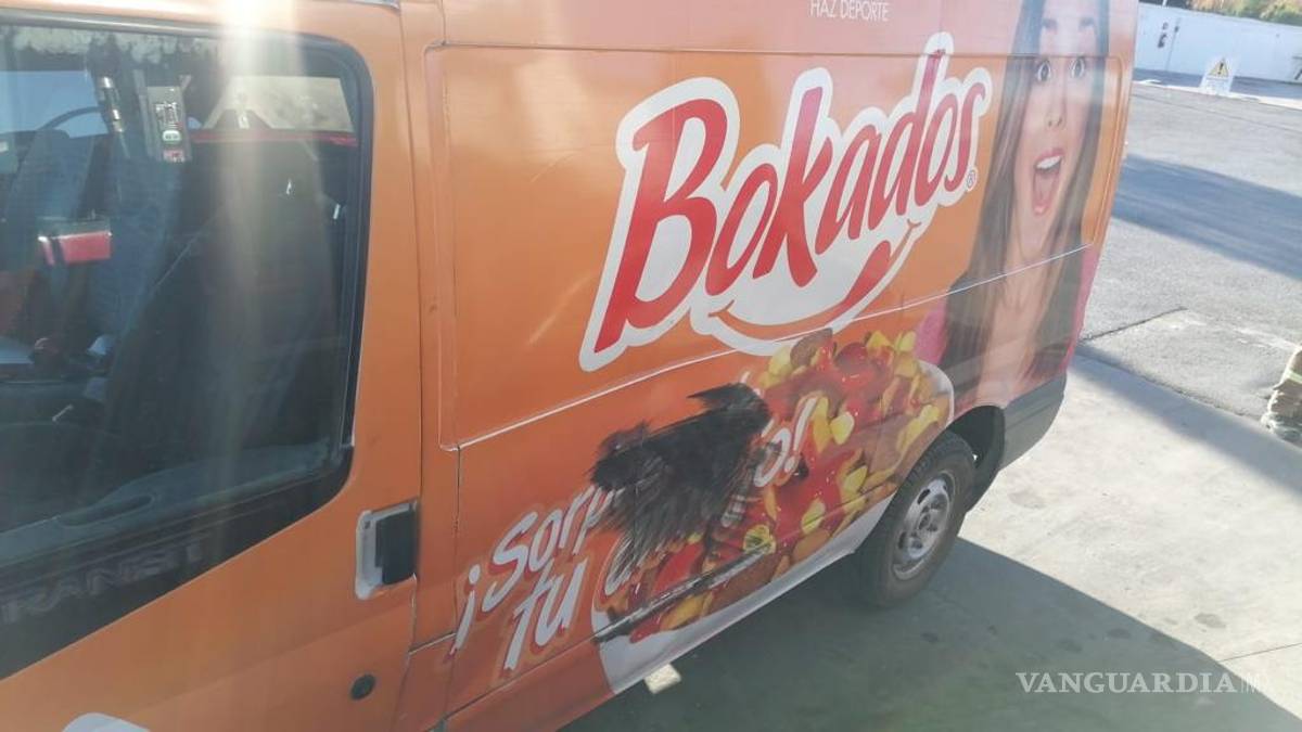 Llanta sale ‘volando’ de tráiler, causa daños a tienda y lesiona a despachador en Ramos Arizpe